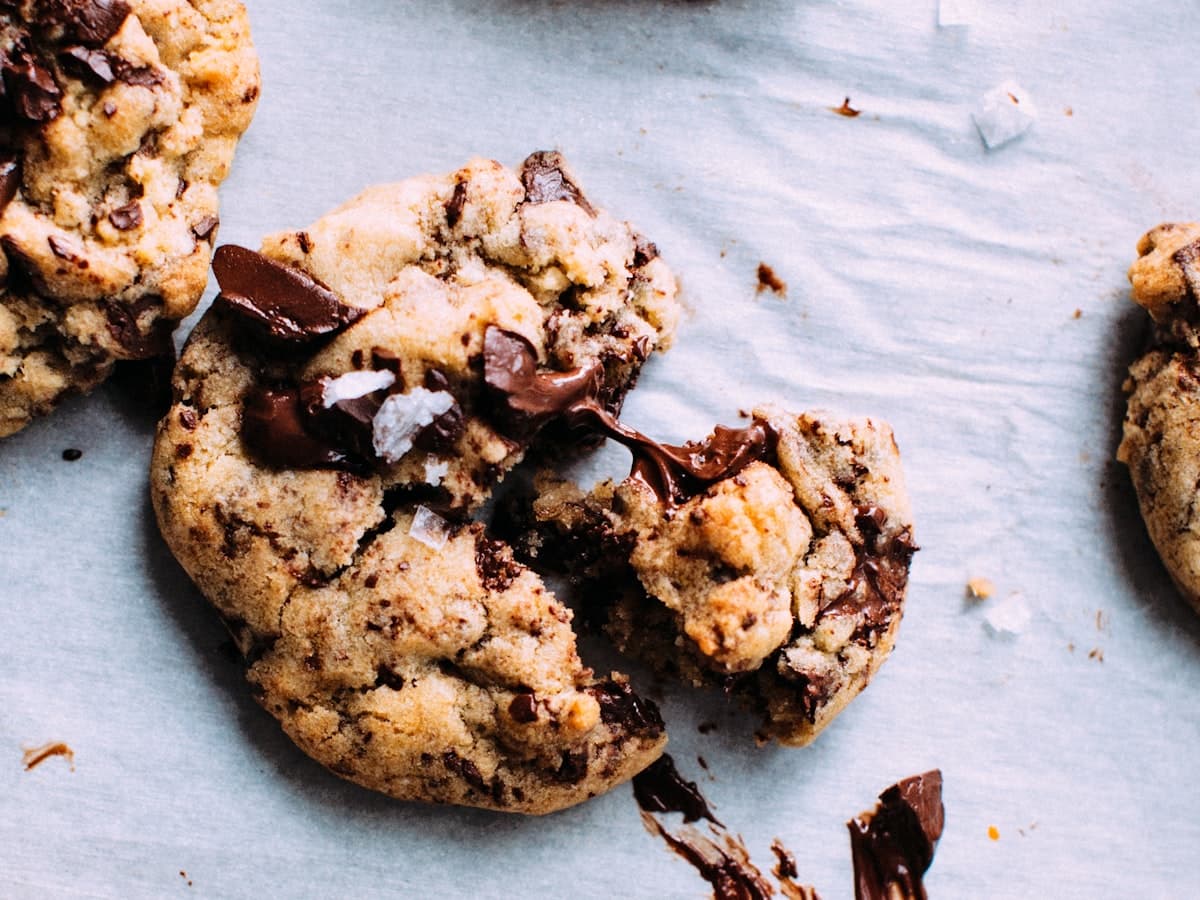 Galletas con chips de chocolate recién horneadas